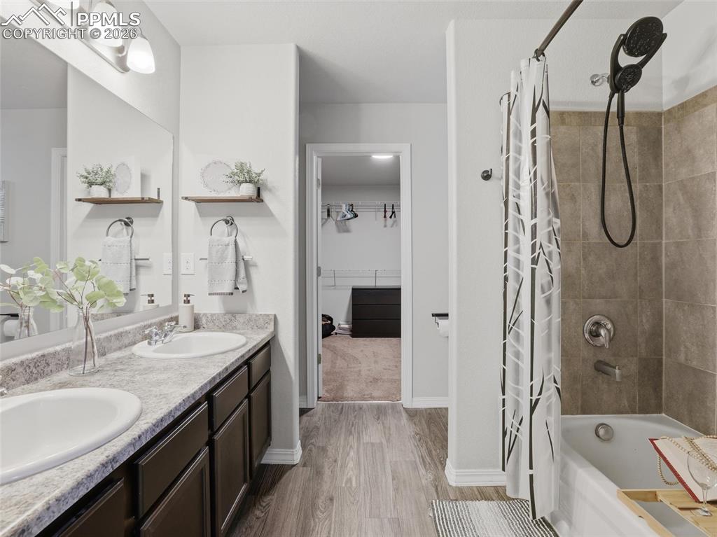 Image 21 of 45: Bathroom