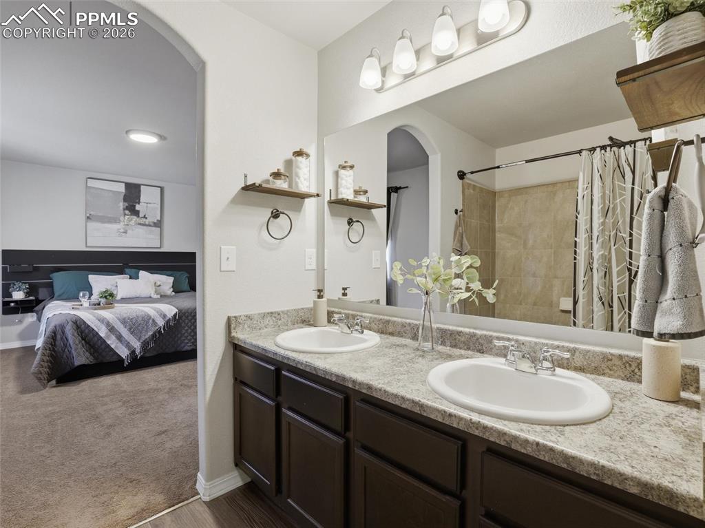 Image 22 of 45: Bathroom