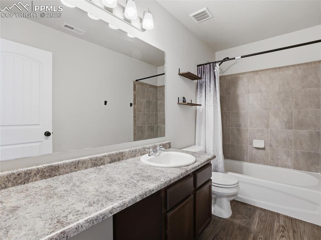 Image 29 of 45: Bathroom