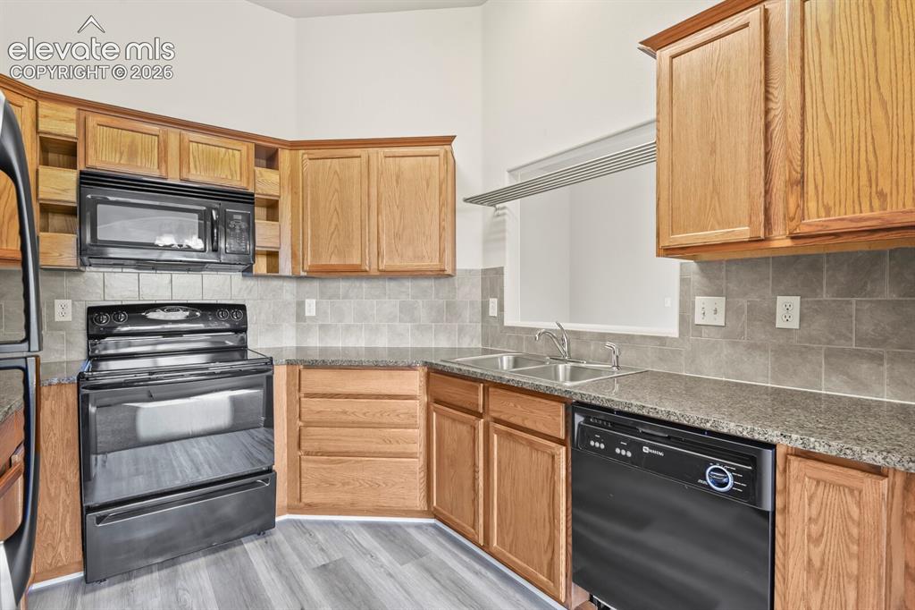 Image 10 of 28: Kitchen