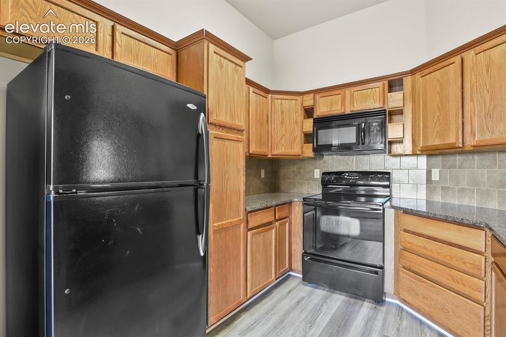 Image 11 of 28: Kitchen