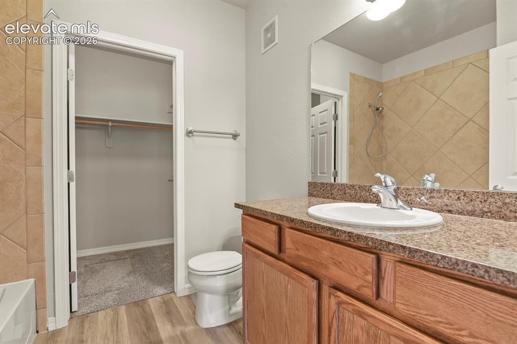 Image 19 of 28: Bedroom