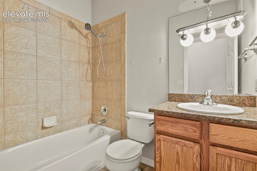 Image 24 of 28: Bathroom