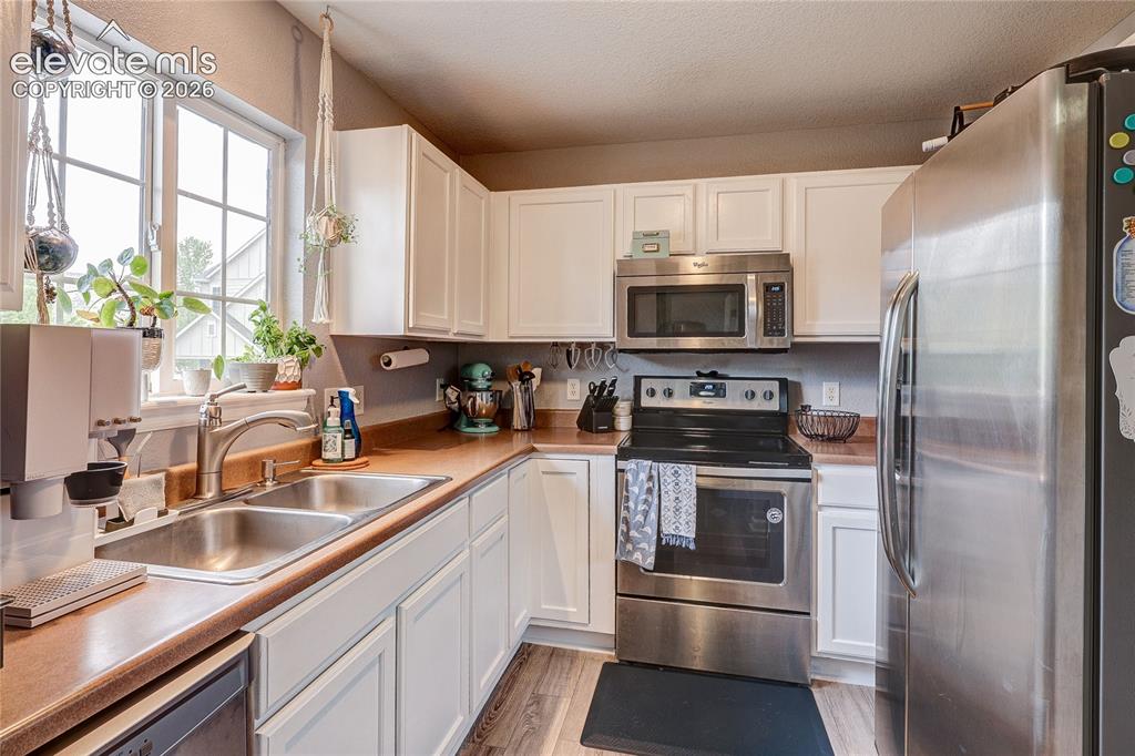 Image 11 of 35: Kitchen