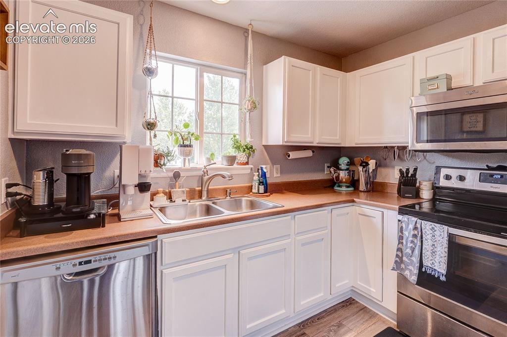 Image 12 of 35: Kitchen