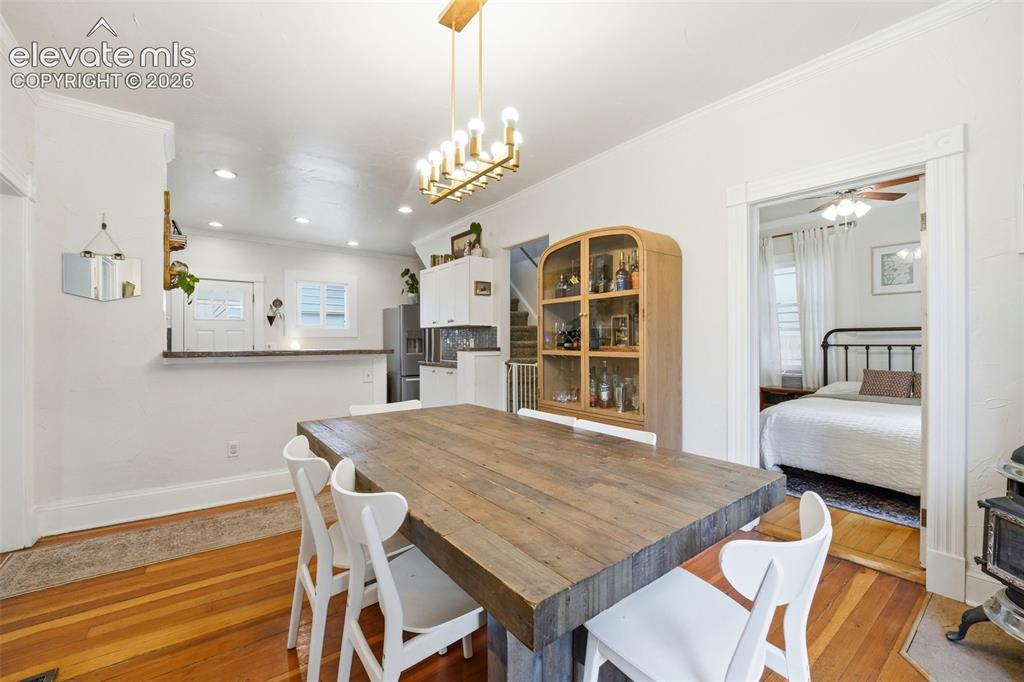 Image 10 of 50: Dining Area