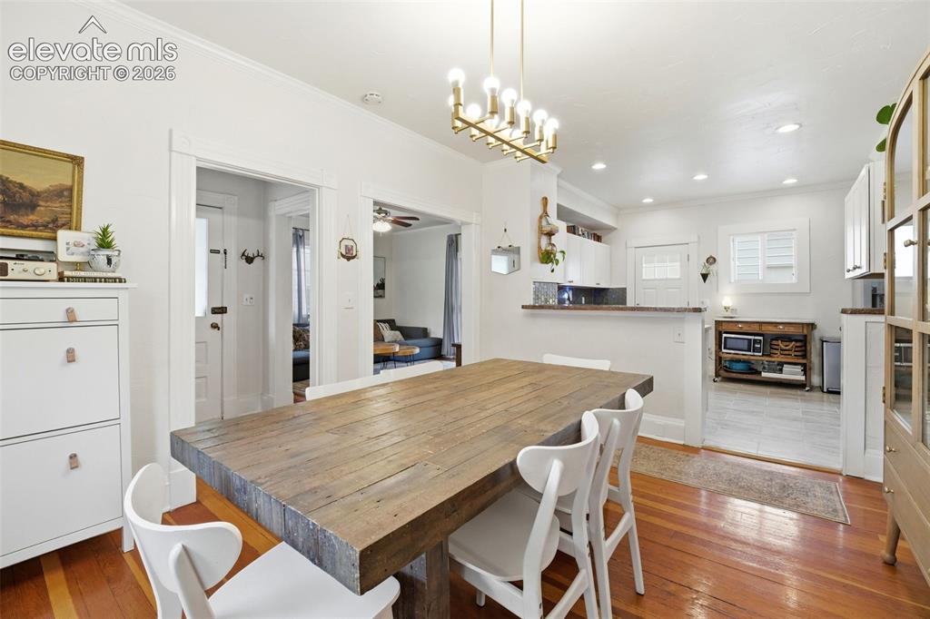 Image 11 of 50: Dining Area