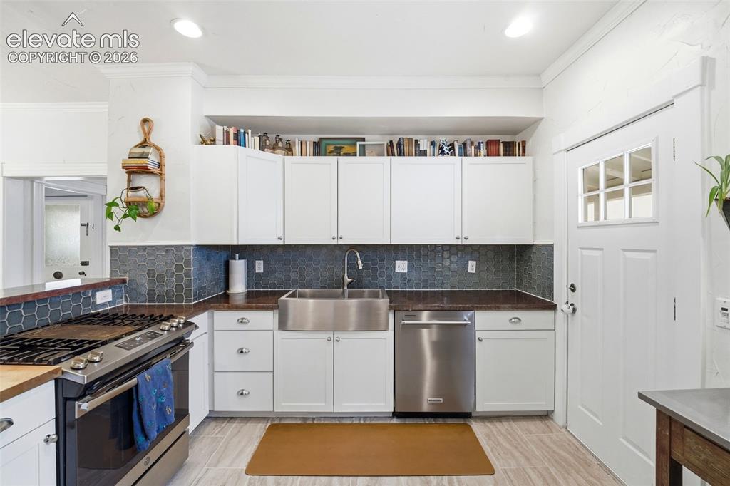 Image 12 of 50: Kitchen