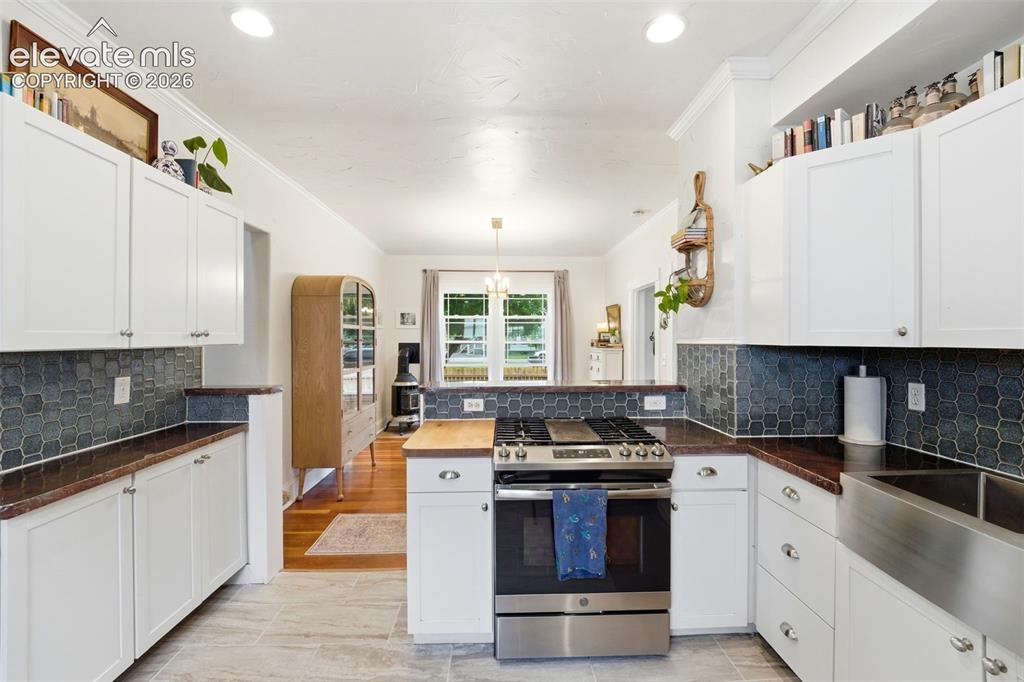 Image 14 of 50: Kitchen