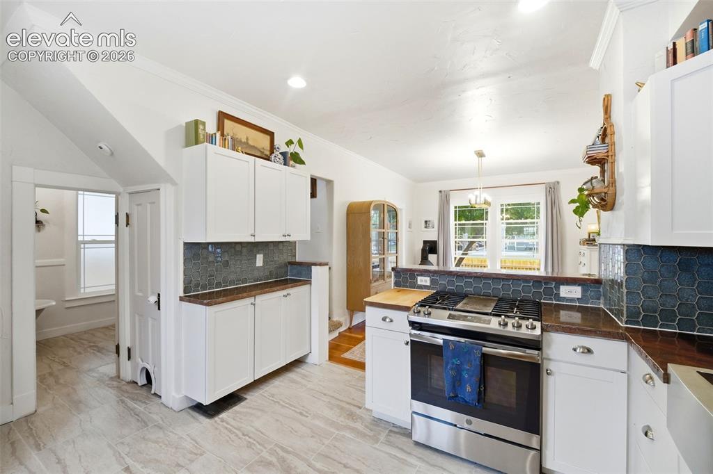 Image 15 of 50: Kitchen