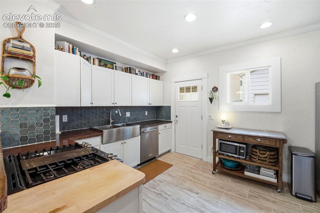 Image 16 of 50: Kitchen