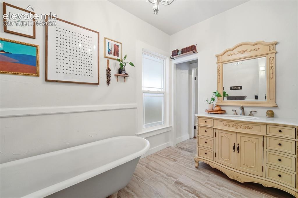 Image 18 of 50: Bathroom