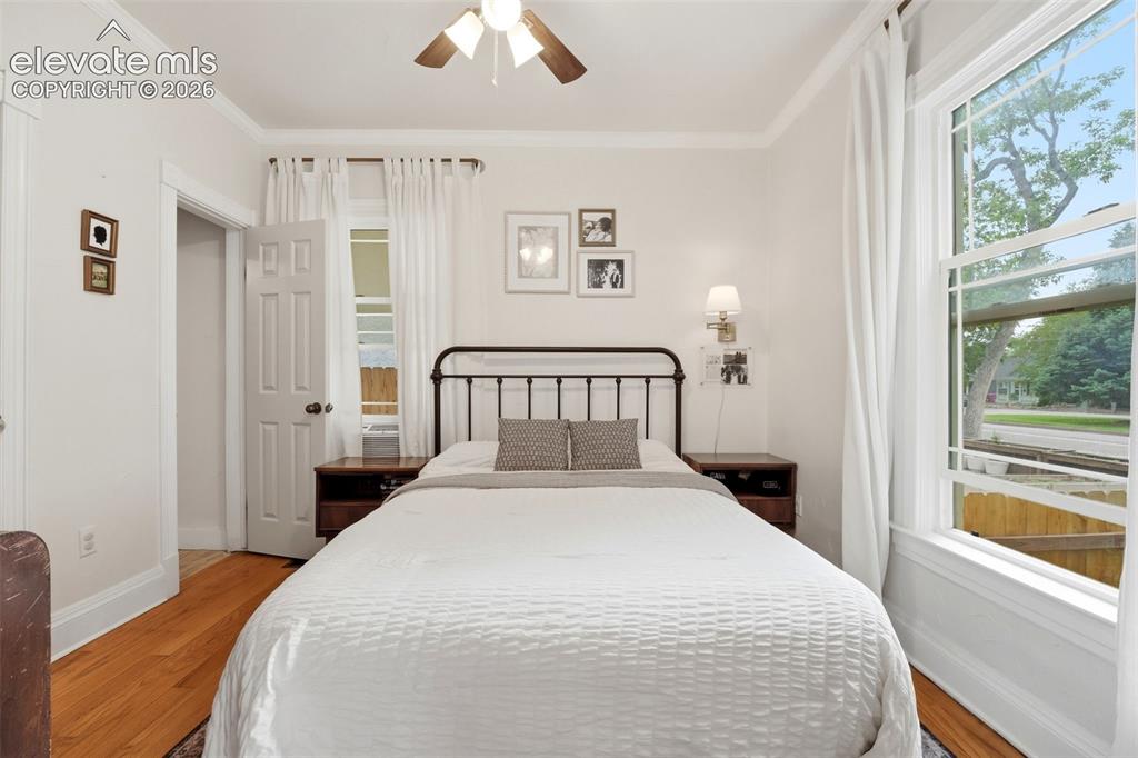 Image 19 of 50: Bedroom
