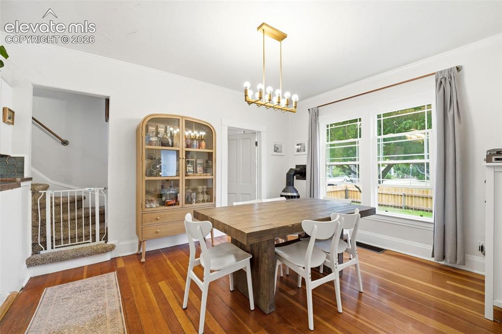 Image 8 of 50: Dining Area