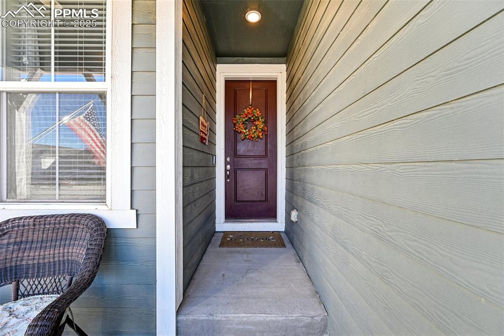 Image 3 of 50: Front entrance 