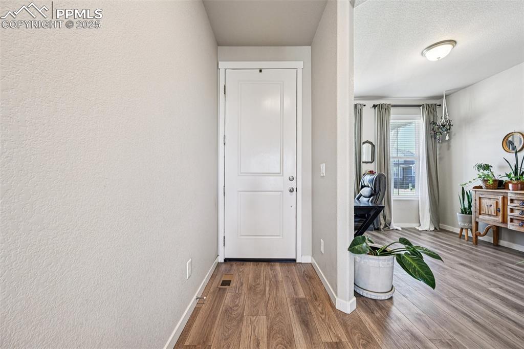 Image 4 of 50: Foyer