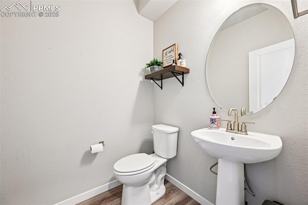 Image 7 of 50: Half bathroom 