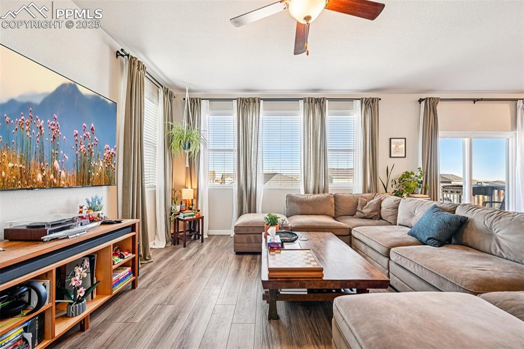 Image 8 of 50: Living room