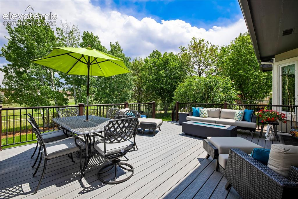 Image 10 of 50: Deck