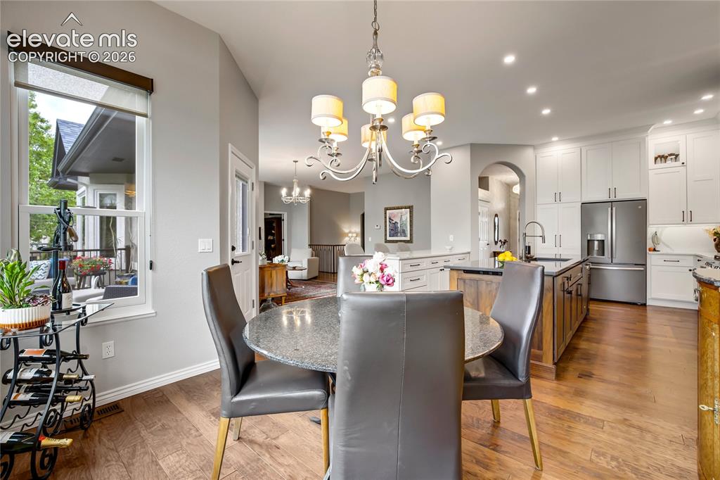 Image 11 of 50: Dining Area