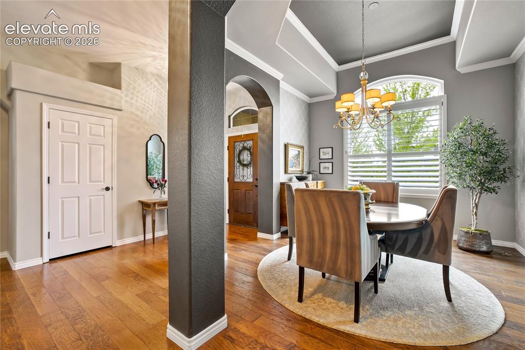 Image 19 of 50: Dining Area