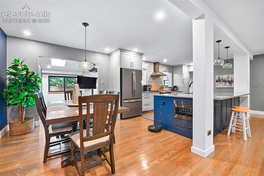 Image 11 of 42: Dining Area