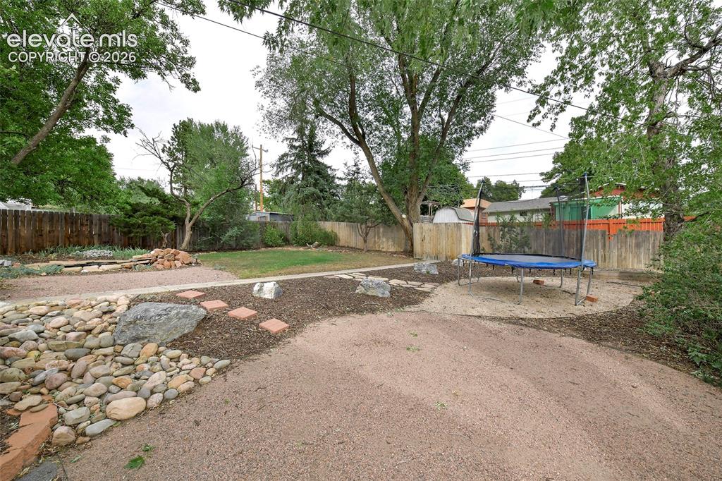 Image 41 of 42: Yard