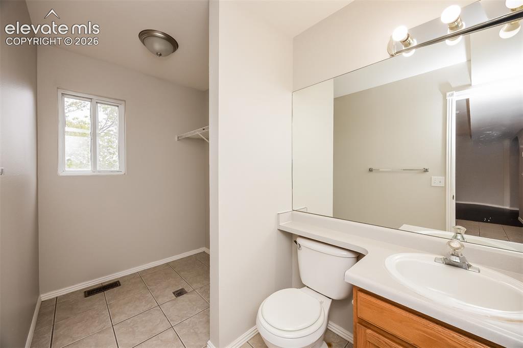 Image 19 of 23: Bathroom