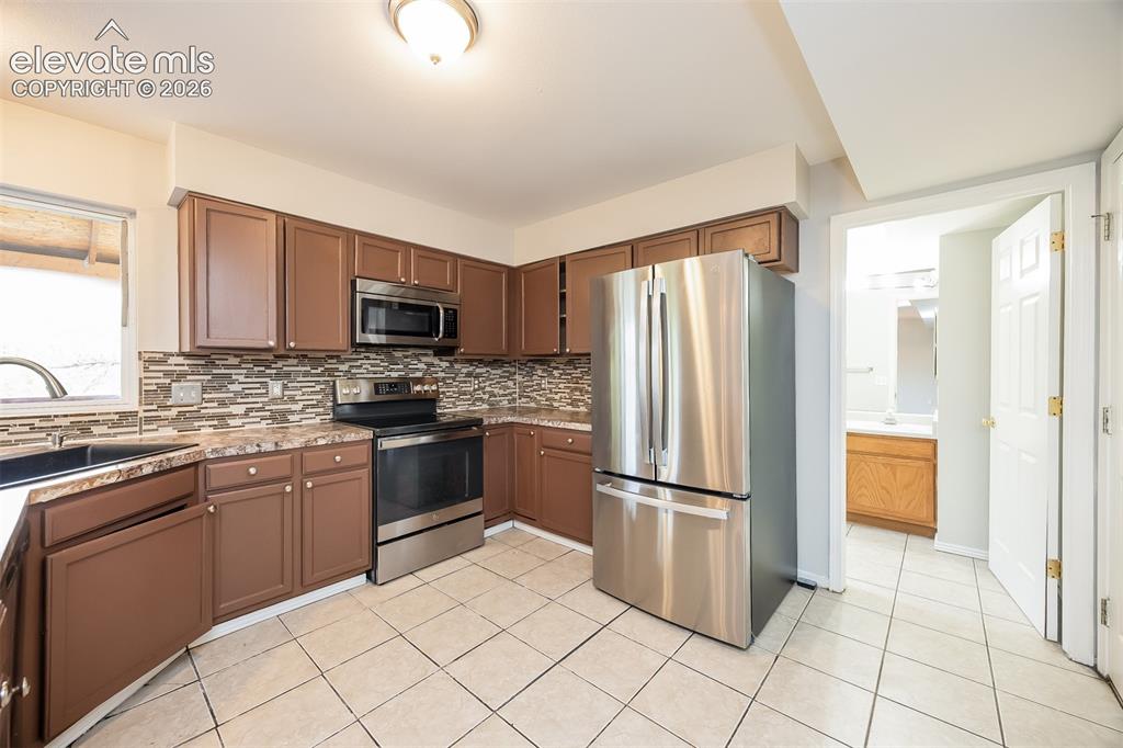 Image 6 of 23: Kitchen