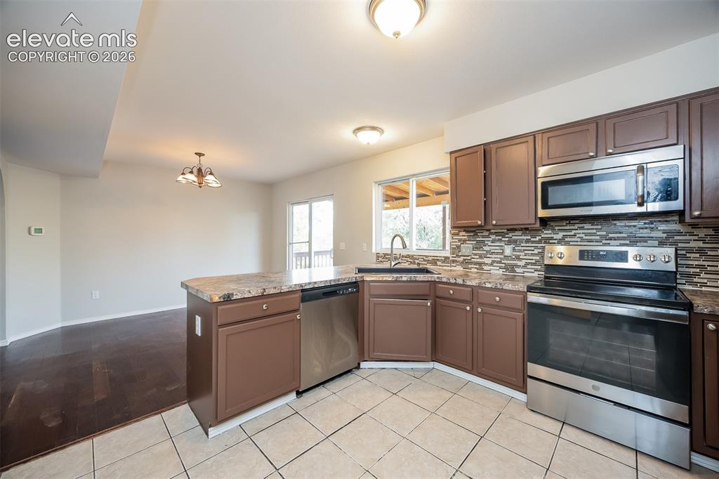 Image 7 of 23: Kitchen