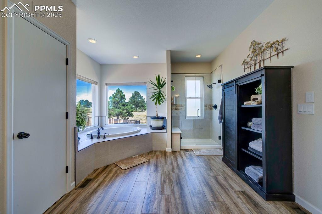 Image 18 of 43: Bathroom