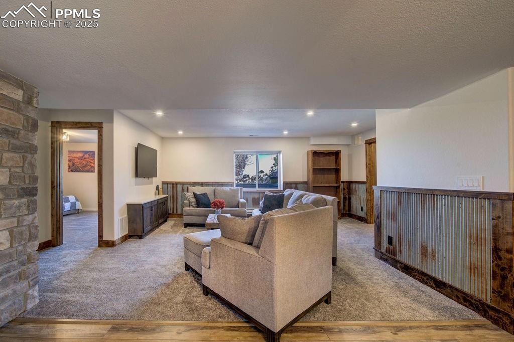 Image 34 of 43: Living Room