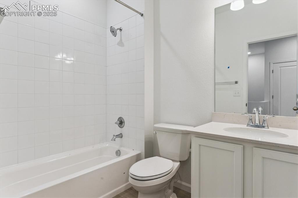 Image 16 of 20: Bathroom