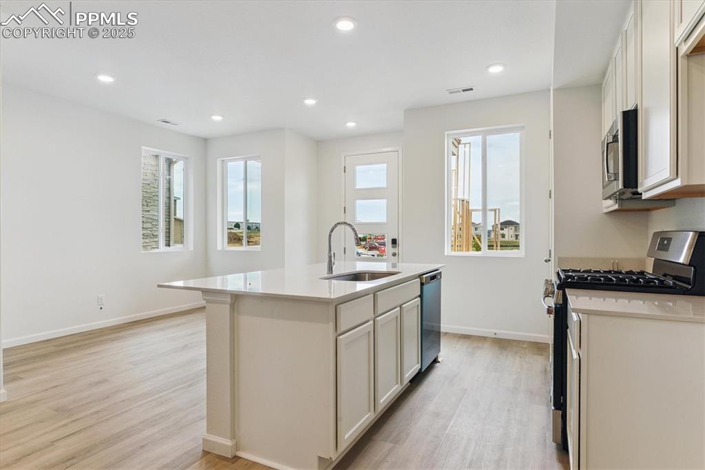 Image 5 of 20: Kitchen