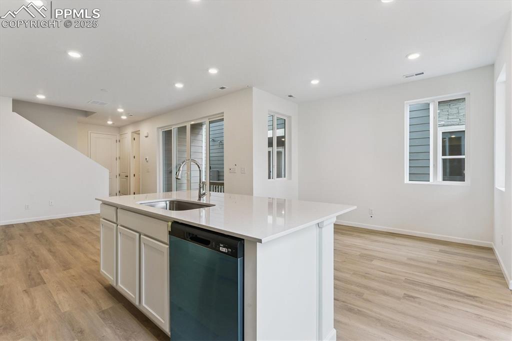 Image 7 of 20: Kitchen