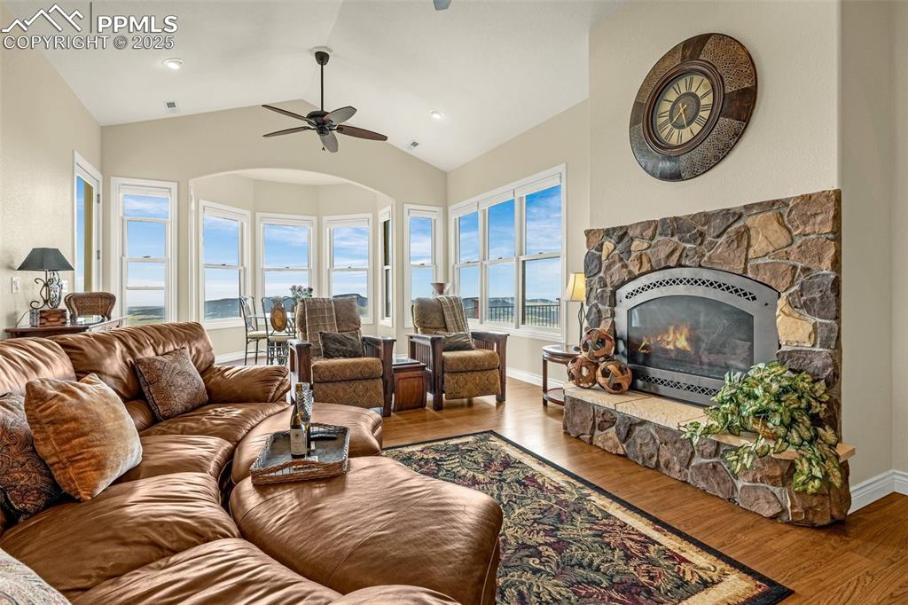 Image 17 of 49: Living Room