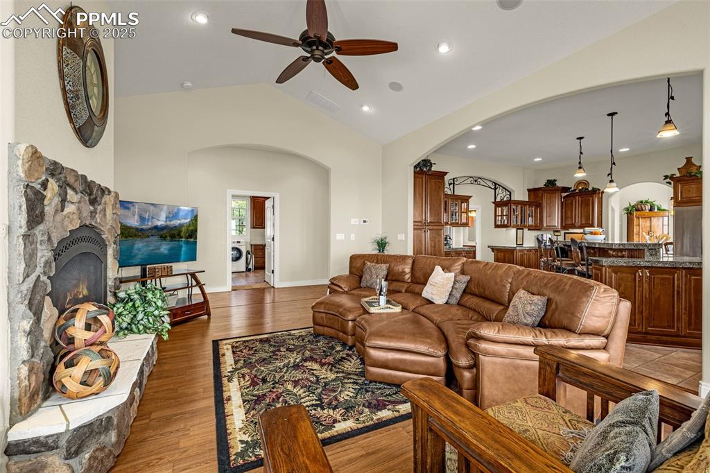 Image 18 of 49: Living Room