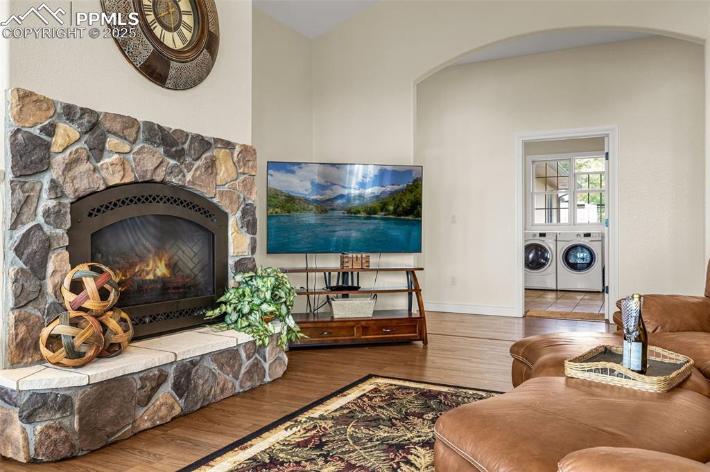 Image 19 of 49: Living Room