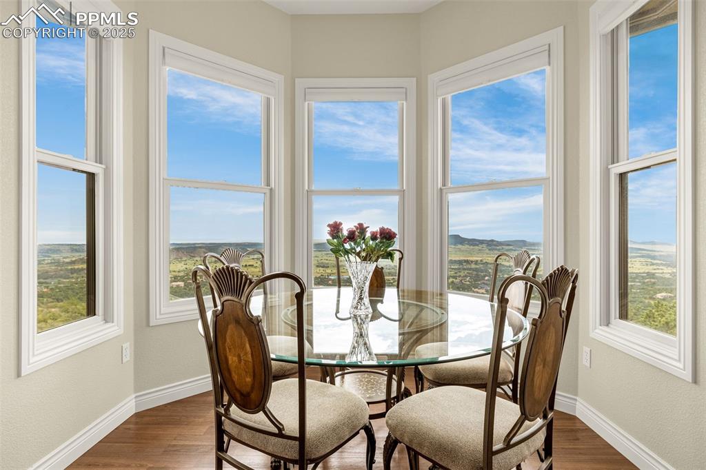 Image 20 of 49: Dining Area