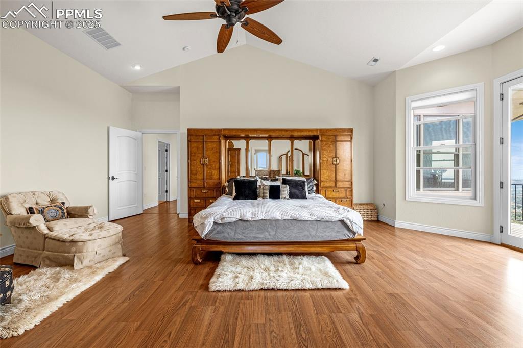 Image 22 of 49: Bedroom