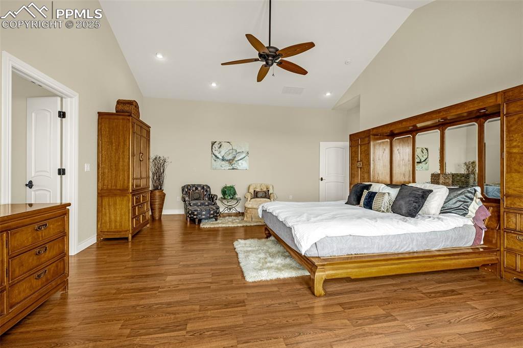 Image 23 of 49: Bedroom