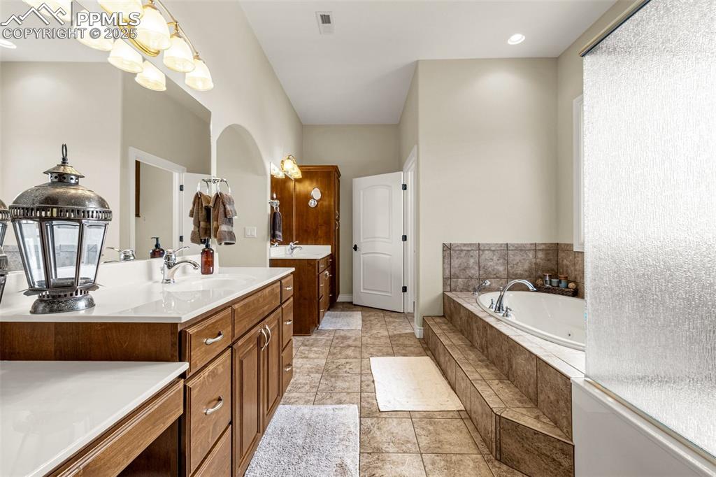 Image 25 of 49: Bathroom