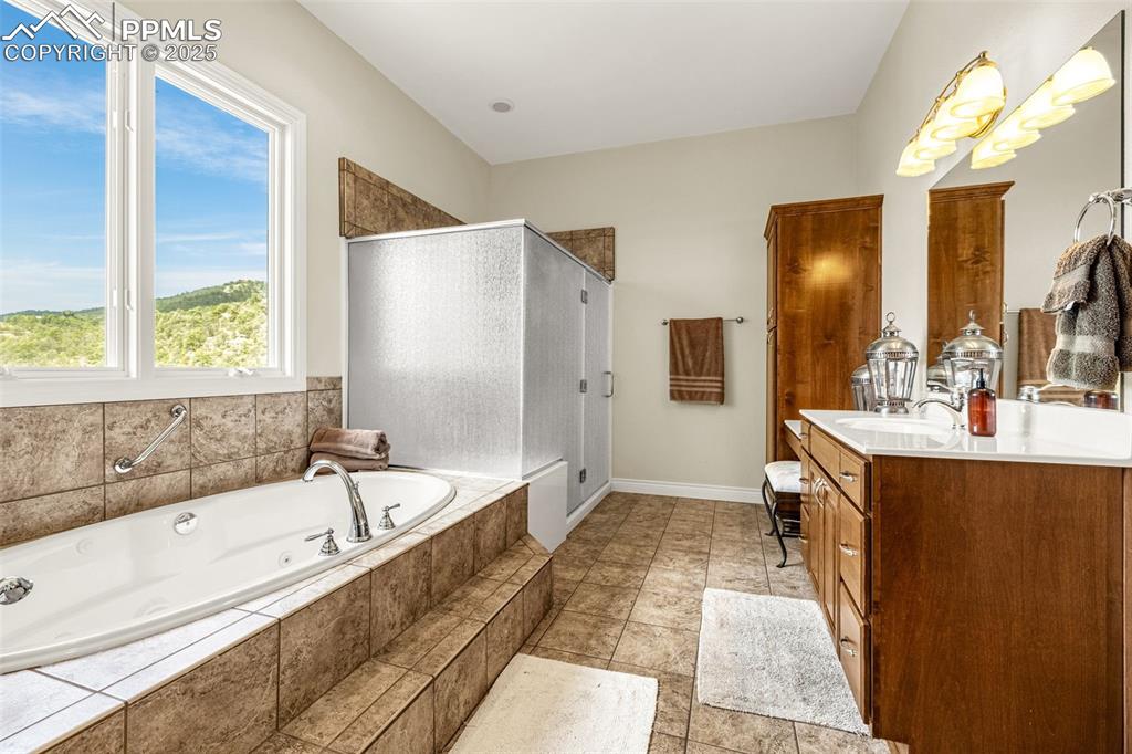 Image 26 of 49: Bathroom