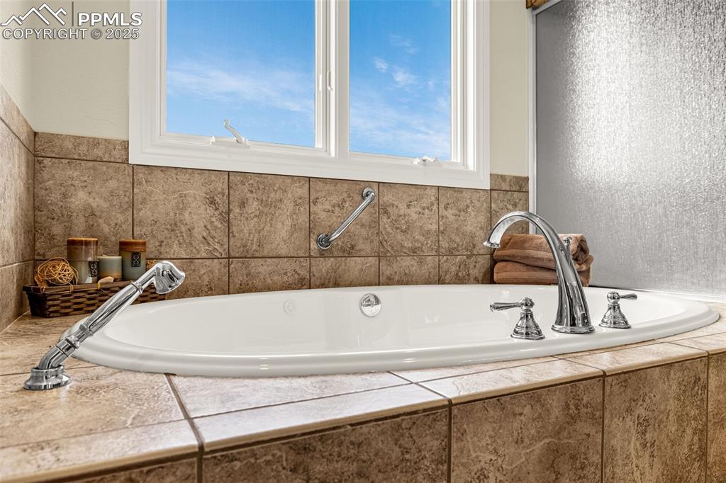 Image 27 of 49: Bathroom