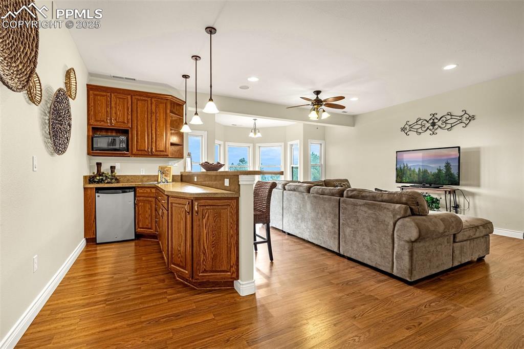 Image 34 of 49: Kitchen