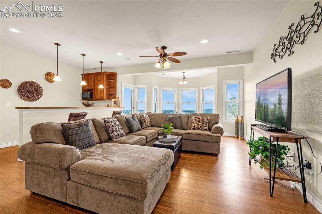 Image 35 of 49: Living Room