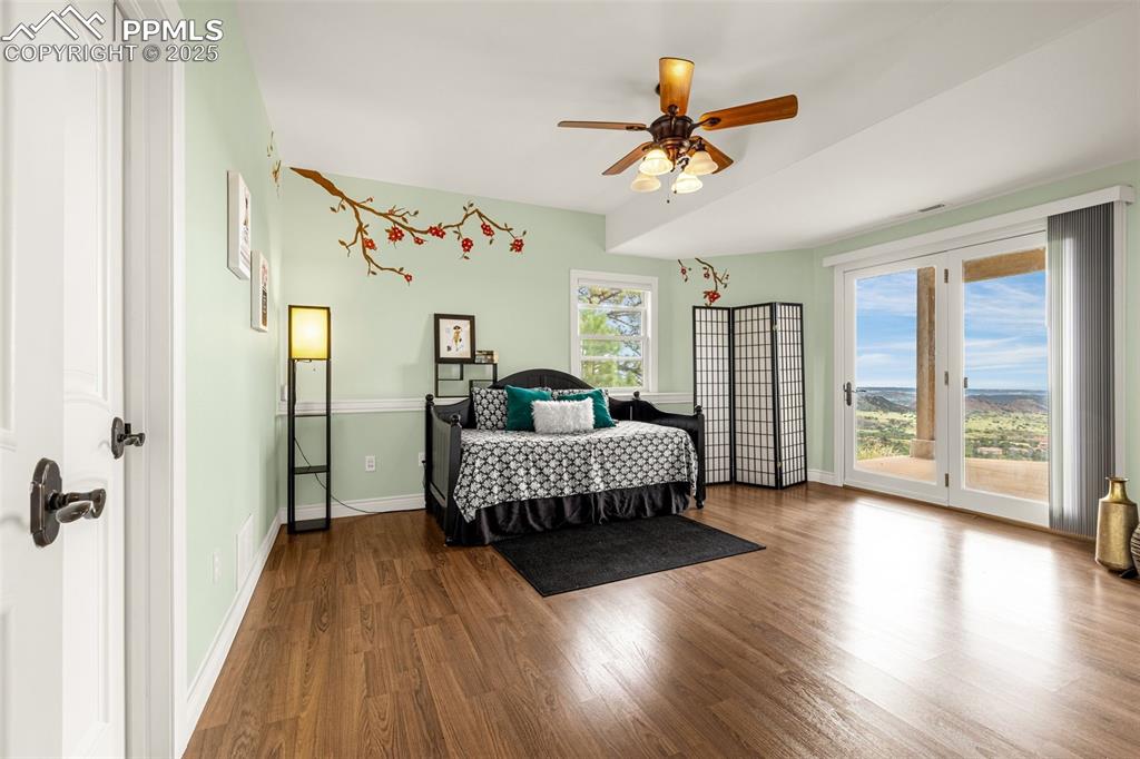 Image 38 of 49: Bedroom