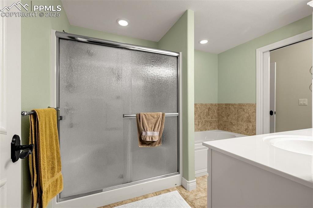 Image 39 of 49: Bathroom