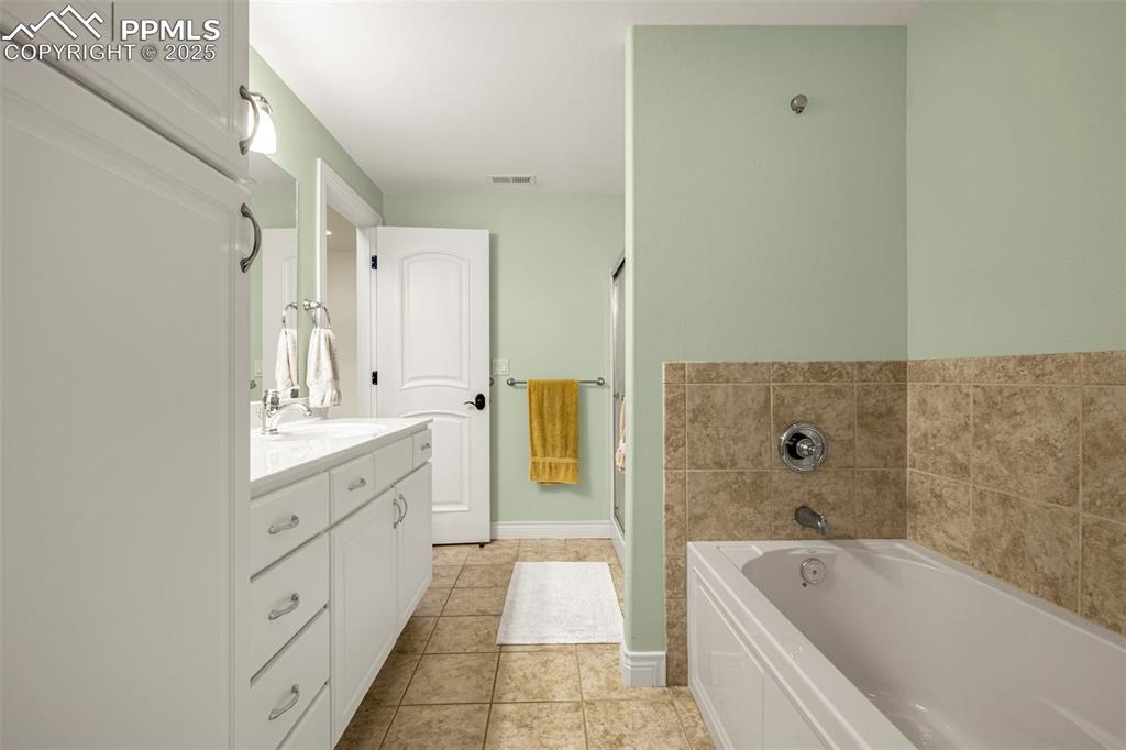 Image 40 of 49: Bathroom