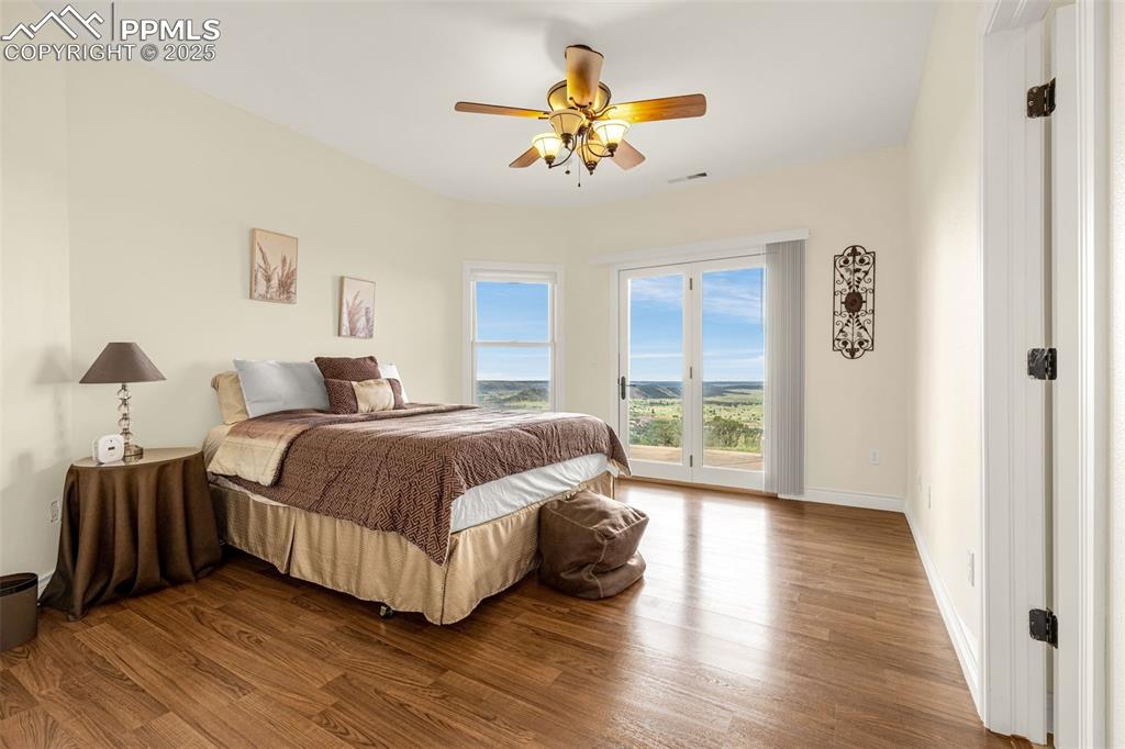 Image 41 of 49: Bedroom